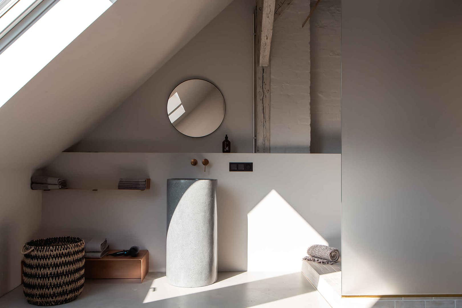 Design Studio Berlin – Tageslicht-Badezimmer unter dem Dach mit freistehendem Waschbecken und schlichter Ästhetik