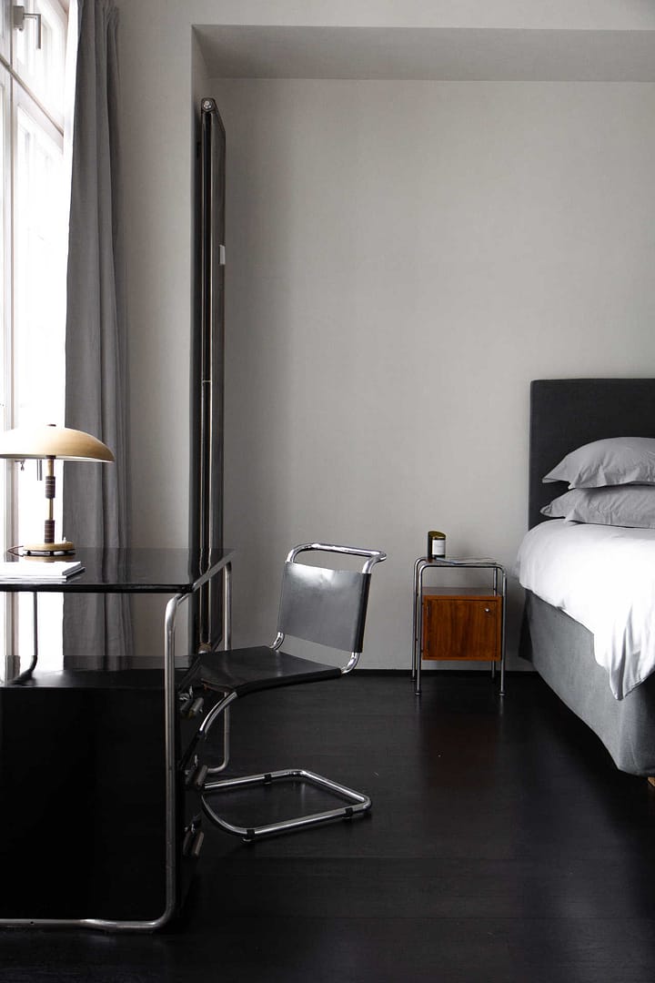 Design Apartment Berlin – Schreibtisch mit Bauhausstuhl und Nachttisch im Schlafzimmer